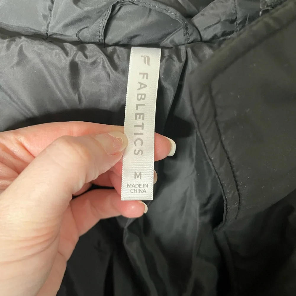 Fabletics Black Cropped Puffer Jacket with Hood size medium - Picture 2 of 7